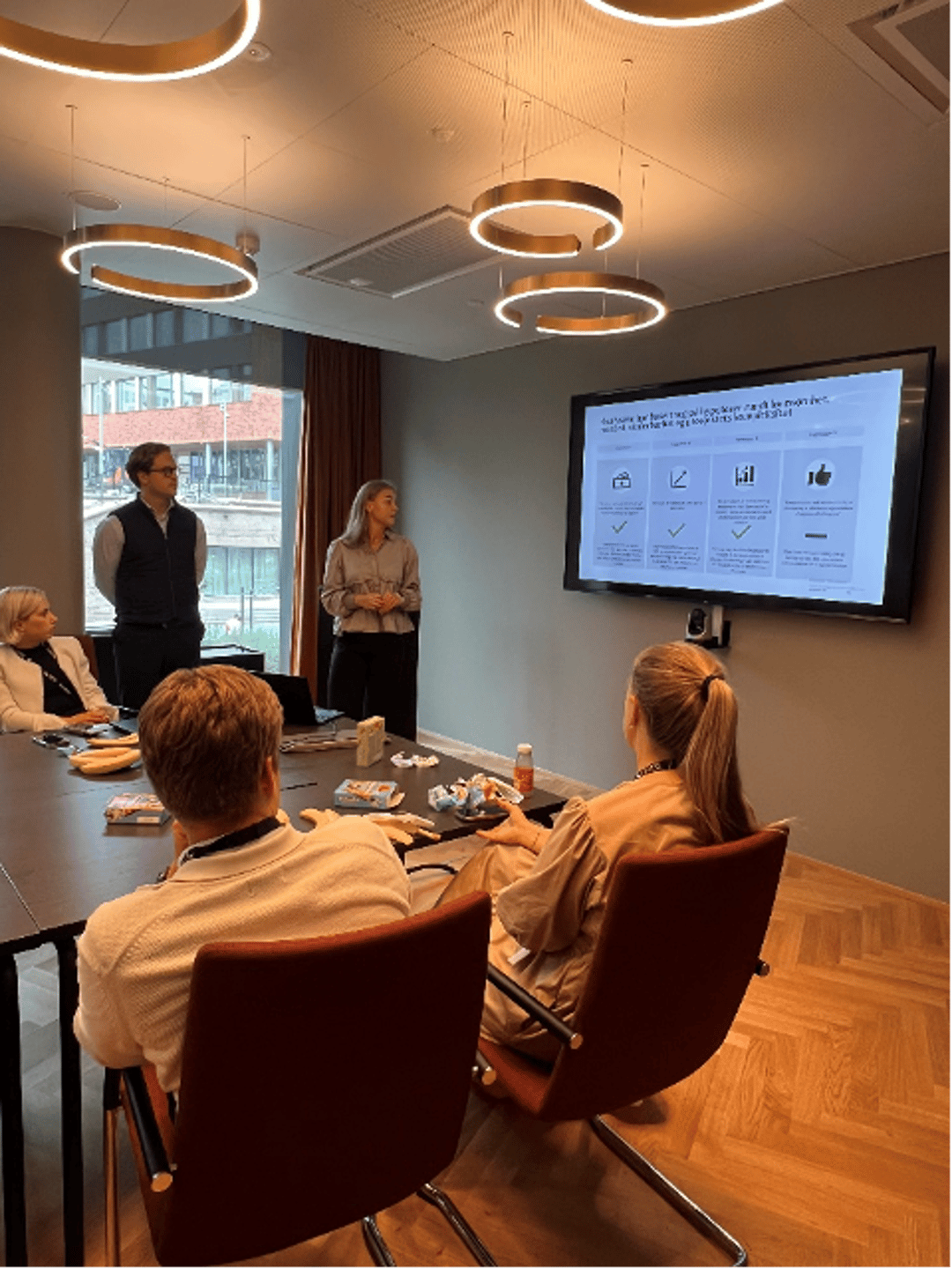 Amalie og Niels presenterer sommerens arbeid for sine kollegaer.