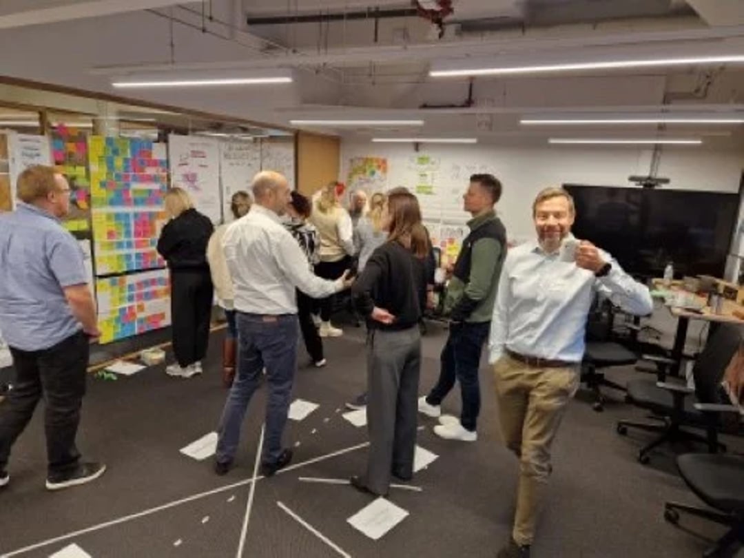 Dan Wange hilser med kaffe under sertifiseringen.