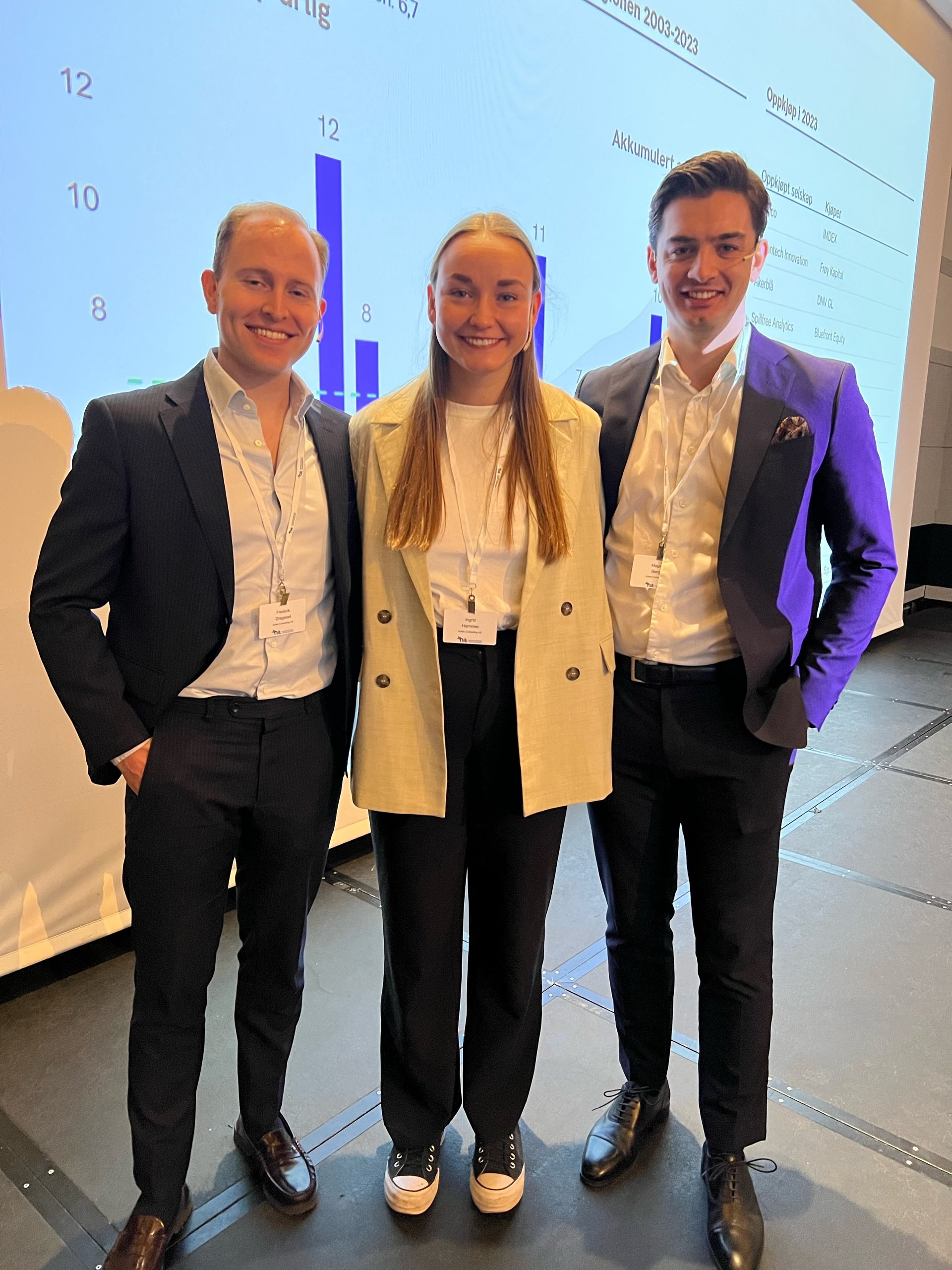 tre mennesker på konferanse.jpg