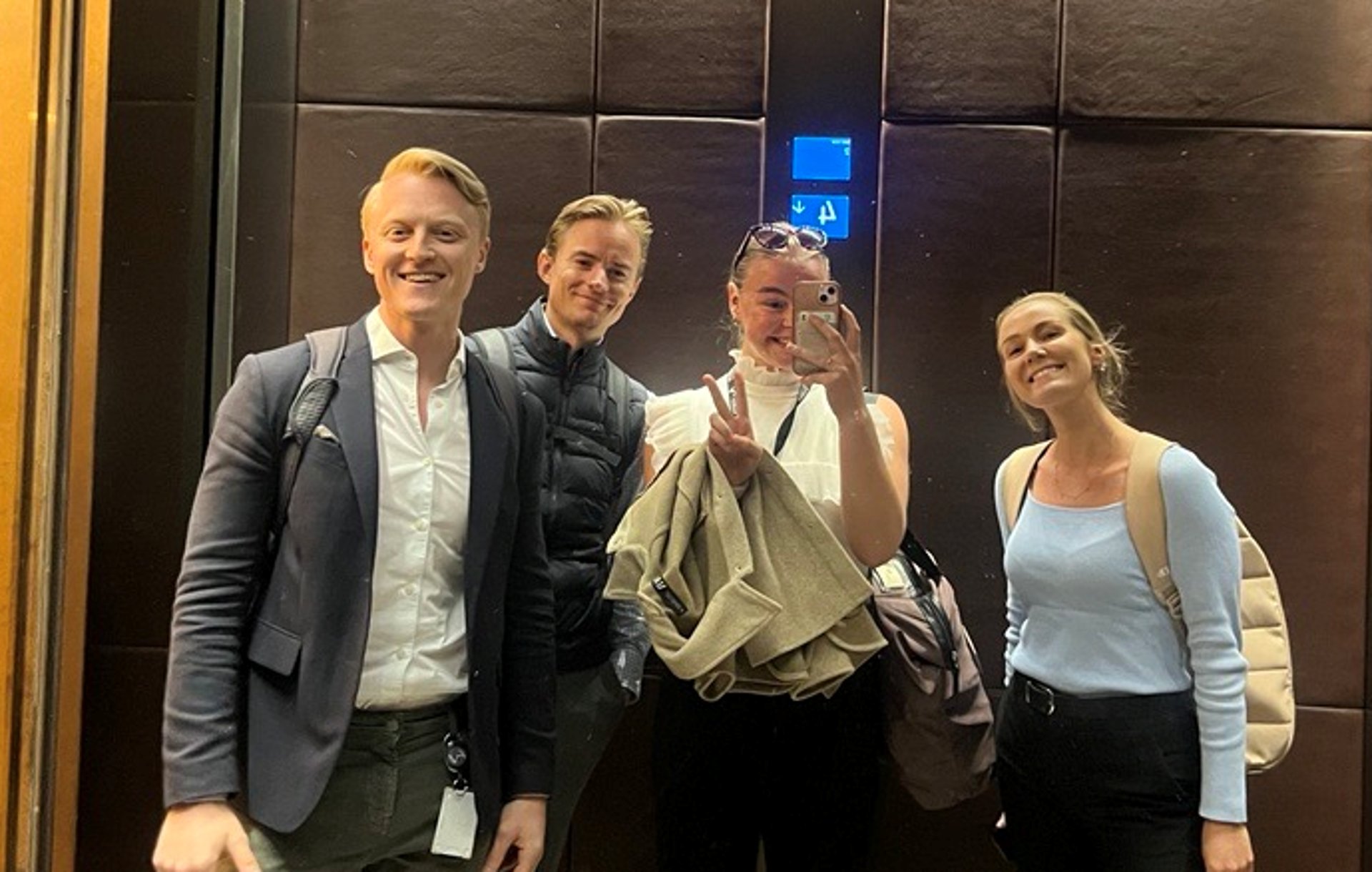 Fra venstre: Ole Bjørn Sandøy, Christoffer Hestvedt, Amalie Marie Kaupka og Ingvild Sagevik i heisen på vei til felles trening på Barrys Bootcamp!